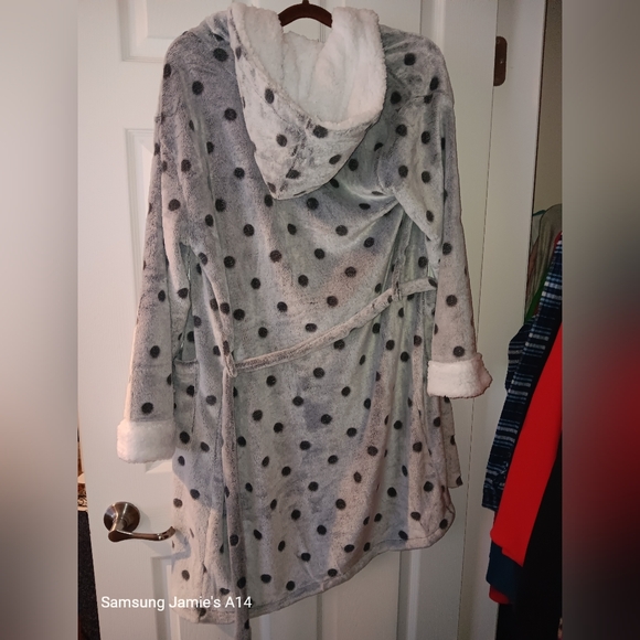 Bobbie Brooks Robe - Picture 2 of 4